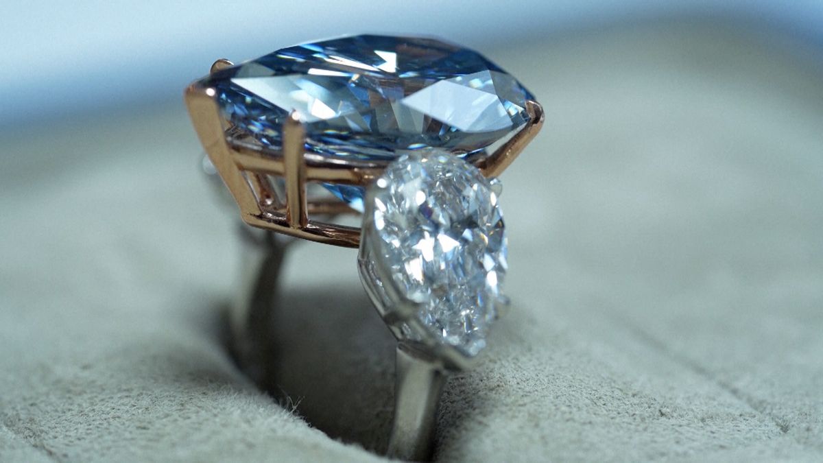 Neznámý člověk dal miliardu za největší bezchybný modrý diamant